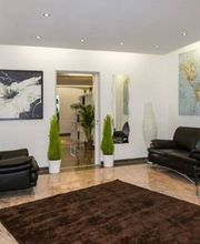 Aufenthaltsraum mit mehreren Sofas.