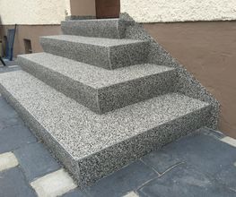 Hauseingang
Hauseingangstreppe mit Steinteppich abgedichtet und beschichtet