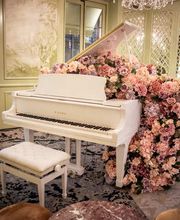 LE RESTAURANT POUR DES RENDEZ-VOUS COSY

A l’étage, Ladurée a gardé son esprit historique de précieux salons et d’alcôves pour conserver l’intimité des lieux. Lustres, moquette texturées, cheminées d’origine apportent de la convivialité aux déjeuners d’affaires comme aux rendez-vous privés.