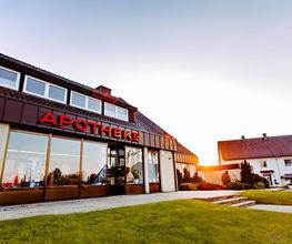 Aussenansicht der Apotheke in Levern