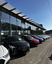 Gebrauchtwagen vor dem Autohaus 24 in Wuppertal