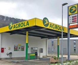 AGROLA Tankstelle in Moudon; station-service AGROLA à Moudon; station couvert - überdachte Tankstelle mit einer Tanksäule und Zahlterminal