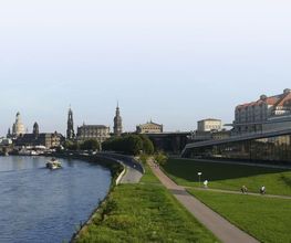 Außenansicht des Maritim Hotels Dresden: Prächtiges Gebäude an der Elbe, verbindet historische Architektur mit modernem Komfort, ideal gelegen für Tagungen und Events.