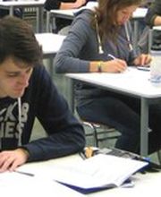 Die Kerschensteinerschule bietet ein breites Angebot von über 30 Berufsausbildungen in verschiedenen Fachrichtungen, inklusive Vollzeit-, Teilzeit- und Blockunterricht. Die Schule beherbergt zudem ein Technisches Gymnasium mit Fokus auf Angewandte Naturwissenschaften, das Schülerinnen und Schülern in drei Jahren auf das Abitur vorbereitet. Absolventen haben die Chance, Zusatzprüfungen in Chemisch-Technischer Assistenz, Physikalisch-Technischer Assistenz oder Pharmazeutisch-Technischer Assistenz abzulegen.
Die Kerschensteinerschule zeichnet sich durch motivierte Lehrer mit umfangreicher Berufserfahrung aus und legt großen Wert auf Qualität durch pädagogische Teams im Lernfeldunterricht. Zudem sind die Einrichtungen der Schule, einschließlich Werkstätten, Labors und PC-Räume, auf dem neuesten Stand der Technik.