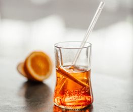 Das Aperolglas aus der leergetrunkenen Aperolflasche - witzig und nachhaltig, eco