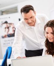 Mitarbeiter und Mitarbeiterin der WBS TRAINING zu sehen 