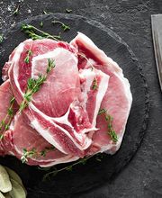 Frischetheke Fleisch
Unsere Frischetheken sind prall gefüllt mit qualitativ hochwertigen und frischen Spezialitäten. Unsere Fleisch- und Wurstwaren stammen hauptsächlich von lokalen Erzeugern. So beliefert Köthener Wurst- und Fleischwaren unsere Metzgerei ausschließlich mit Fleisch aus der Region. Dank kurzer Wege ist die Frische einfach unschlagbar. Das gilt auch für die verschiedenen Würste, Aufschnitt und Fleischveredelungen.