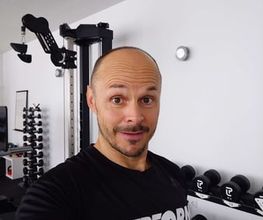 LIFE PERFORMANCE TRAINING | Personal Training Nürnberg - Trainer-Selfie im hellen Krafttrainingsbereich mit Kurzhanteln und moderner Ausstattung. Das Motiv eignet sich für Keywords wie Fitness Coaching, Personal Trainer Nürnberg, private Fitness und betreutes Krafttraining.