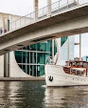 FLAGSHIP.BERLIN auf der Berliner Spree.