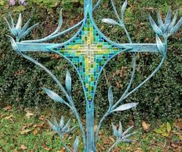Auftragsarbeit: Entwurf und geschmiedetes Grabkreuz Berndt Schweizer, Mosaik von Irene Magdalena Orecher