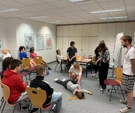 Schüler:innen lernen im Erste-Hilfe-Kurs lebensrettende Sofortmaßnahmen.