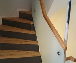 Eichestufen mit Glasabsturzsicherung und Eichehandlauf