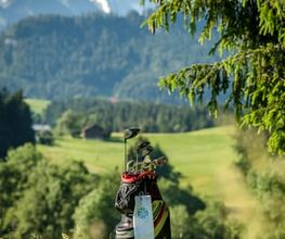 Golfbag auf dem Green des Golfplatz Sonnenalp.