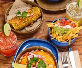 Enchilada Pommes Maiskolben und überbackene Enchiladas