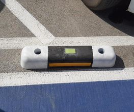 Nuestro separador de carril bici está fabricado de plástico 100% reciclado. Donde gracias a utilizar el PVC como materia prima conseguimos una mayor resistencia.