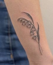 Maiglöckchen fineline Tattoo. softes Shading, auf dem Unterarm.