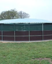 Führanlage mit Laufflächenüberdachung, Verkleidung mit Platten und Windschutznetz