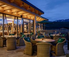 Sonnenterrasse mit 58 Plätzen des Hofgut-Restaurants.