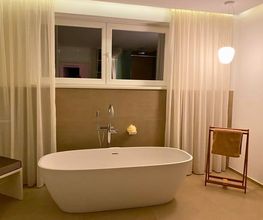 In diesem zeitlos eleganten Badezimmer dominieren neutrale Farben und eine einladende Atmosphäre. Die großen Natursteinfliesen in einem schönen Beige-Grau Ton verleihen dem Raum eine edle Note.