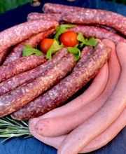 Echte Handwerkskunst vom Metzger: Die Bratwurst aus der Metzgerei Gränitz vereint bestes Fleisch, fein abgestimmte Gewürze und traditionelle Herstellung. Ob klassisch als Rostbratwurst oder herzhafte Grillwurst – jede Variante überzeugt durch ihren unverwechselbaren Geschmack und die perfekte Balance aus Würze und Saftigkeit. Auf dem Grill, in der Pfanne oder frisch vom Rost wird sie zum Highlight jeder Mahlzeit. Wer Qualität und echten Genuss sucht, kann hier beste Bratwurst kaufen, bequem Bratwurst online bestellen und den typischen Metzgerei-Geschmack zu Hause genießen.