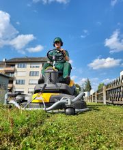 Stiga Park 500WX mit 110 cm Mähdeck beim Rasenmähen