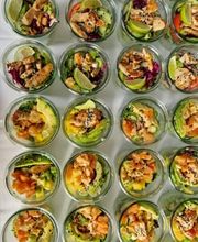 dean&david Catering | Pforzheim - Bunte Bowl-Auswahl im Glas mit gegrilltem Hähnchen, Limette, Gurke, Rotkohl sowie Lachs, Avocado und Mango für frisches Business Catering.