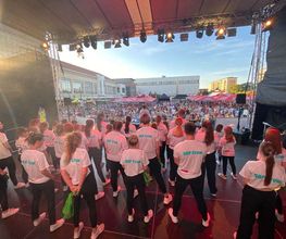 D.D.Project - Hip-Hop Tanzschule Dresden Tanzteam vor einem großen Stadtfestpublikum auf einer Open-Air-Bühne bei Sonnenuntergang, passend für Event, Auftritt und Bühnenshow.