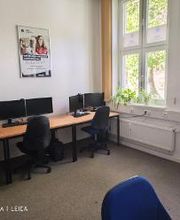 PC-Arbeitsplätze am Fenster