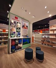 Der Sitzbereich und die Platzierung der Ruckzacken der Marke elefanten in der Deichmann Filiale in Überlingen. Es muss jedoch nicht die aktuell verfügbaren Modelle in der Filiale widerspiegeln.