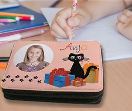 Federtasche mit Foto bedrucken oder selbst gestalten. Die schlichte Form kannst du ganz einfach mit deinem eigenen Foto selbst gestalten und bei FIXBEDRUCKT bedrucken lassen. Gestalte jetzt kinderleicht deine persönliche Federtasche.
