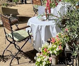 Tisch eingedeckt mit Tischdecke für eine Hochzeit