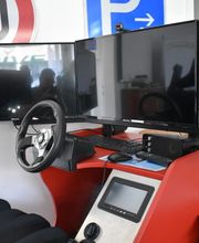 Mit dem Pkw-Simulator DEGENER 360° simdrive können Fahrschüler erste Fahrversuche statt im Fahrzeug direkt in Ihrer Fahrschule absolvieren!