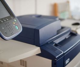 mediaService Bremen | Full-Stack Werbeagentur - Nahaufnahme des Bedienfelds und Displays eines professionellen Multifunktionsdruckers und Kopierers für hochwertige Digitaldrucke im Büro.