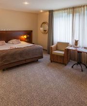 Queen Honeymoon Suite