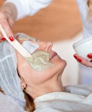 GREEN PEEL Kräuterschälkur zur Hautverjüngung, Hauterneuerung. Bei Akne, Narben, großporiger Haut und vielen anderen Hautirritationen.