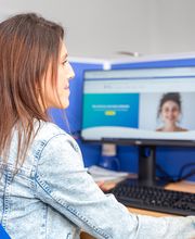 Teilnehmerin im Unterricht arbeitet an einem PC.