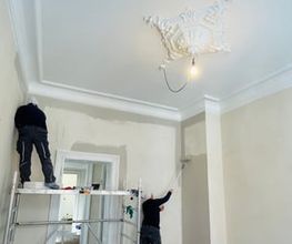 Die H+S Immobilien GmbH ist Ihr Fachbetrieb in Koblenz für das professionelle Streichen hoher Decken und anspruchsvoller Innenräume – mit Präzision, Erfahrung und dem Blick fürs Detail.