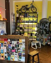 Blick in den Fahrradladen allée-rad in Berlin-Prenzlauer Berg. Individuelle Werkstatt mit hochwertigen Fahrradschlössern, Zubehör, Werkzeug und persönlicher Atmosphäre.