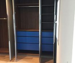 Menuiserie Luquiens - dressing sur-mesure avec tiroirs de couleur- Coppet
