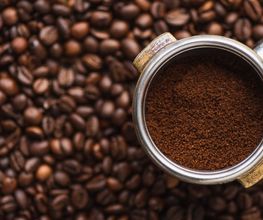 TCHIBO
Im Tchibo-Bereich wechseln die Angebote regelmäßig und Sie finden eine Auswahl an Non-Food-Produkten dort. Außerdem erhalten Sie den bekannten Kaffee und können diesen mit einer Maschine vor Ort selbst mahlen. Frisch duftend und ein wahrer Genuss!