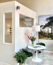 In de ruime en sfeervolle wachtkamer kun je ontspannen wachten op je behandeling.