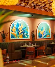 We are Mauritius, gutes Essen schmeckt noch besser, wenn man es teilt! Lachen, anstoßen, genießen – genau so geht ein perfekter Tag im Mauri. Ob mit der Crew, der Family oder deinem Lieblingsmenschen – hier dreht sich alles um gemeinsame Genussmomente.