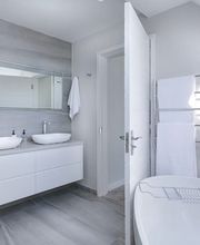 Umbau Bad: vom Abbrauch der alten Ausstattung bis zur Montage der neuen Waschbecken, Badewanne, Armaturen, Wand und Bodenbeläge.