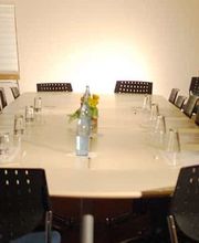 Salle de réunion pour séjour pro en groupe ou en séminaire à l'hôtel les remparts à Kaysersberg pouvant réceptionner jusqu’à 19 personnes, comprenant tableau – paper, rétroprojecteur ,Wifi.