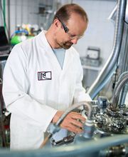 Mitarbeiter bedient Maschine