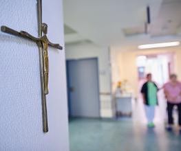 Die Stiftung der Alexianerbrüder verwirklicht ihren Zweck durch die Führung von christlich-sozialen Einrichtungen, wie hier ein Krankenhaus.