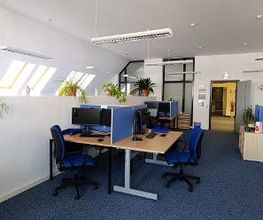 Teilnehmerraum mit vielen Arbeitsplätzen und kompletter PC Ausstattung