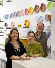 Equipe SIECLE Paris, Marisa Osorio Farinha, Philippe Chupin et leur Fille Salomé. Création et Fabrication en France par SIECLE Paris.

Photo Christophe Dugied