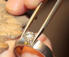 Juwelier Schulz in Gotha / Thüringen. 
Ring mit Edelstein. Reparaturservice. Schmuckreparatur und Aufarbeitung. 
Juwelier Schulz. Schmuckgeschäft am Hauptmarkt in Gotha / Thüringer Wald.