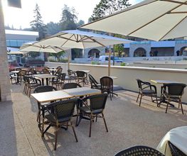 La Riviera image 15